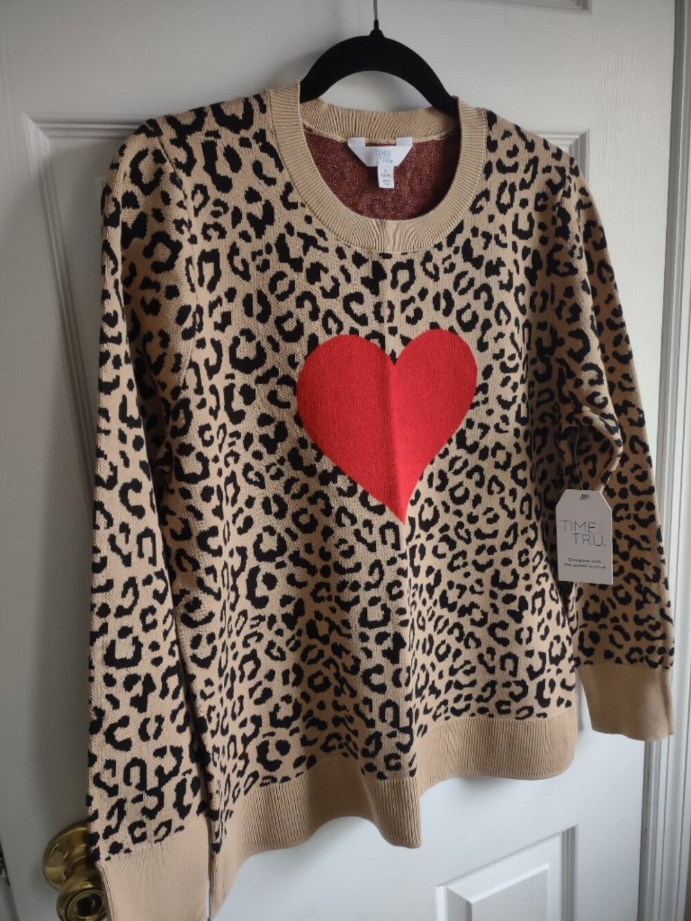 Lightweight leopard print sweater with red heart ♥️ NWT size L - Picture 3 of 6